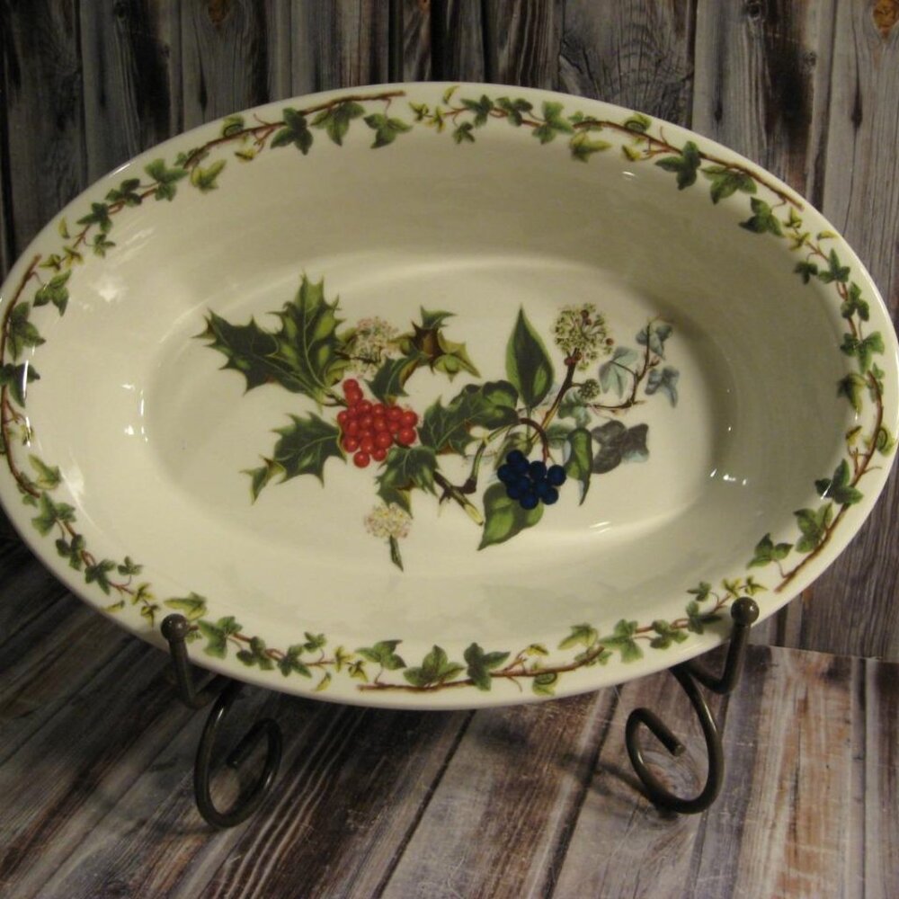 PORTMEIRION THE HOLLY & THE IVY RIMMED OVAL BAKER